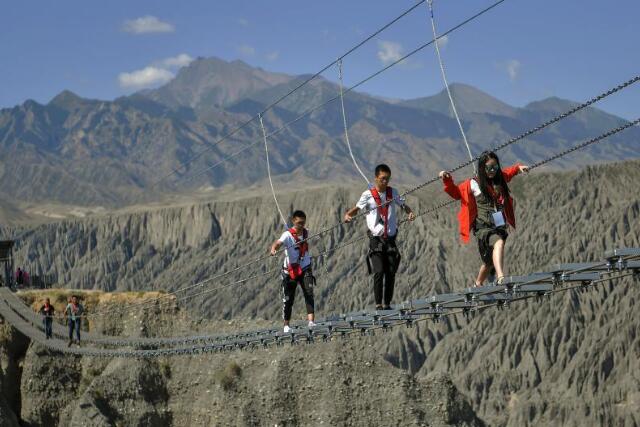 A group of landscape lights in Dushanzi District, Karamay, Xinjiang is about to debut