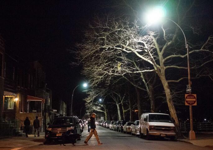 California uses LED street lights to replace traditional street lamps