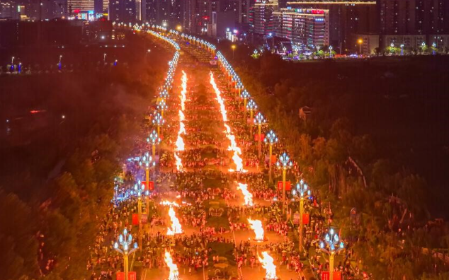 Characteristic Streetlights Light Up Luquan County, Kunming