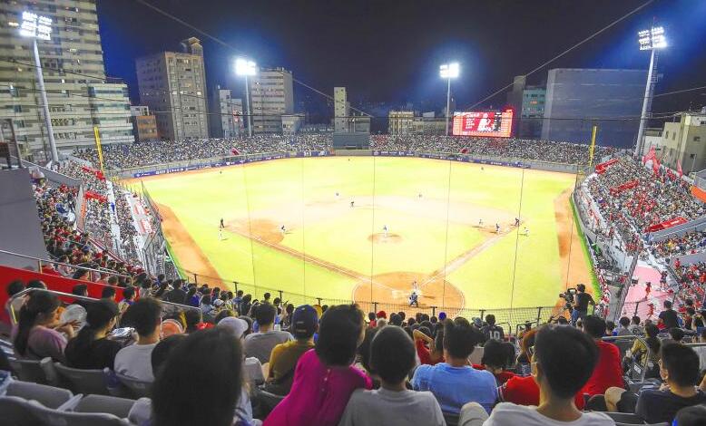 Hsinchu baseball stadium rebuilds high mast LED into bright spot