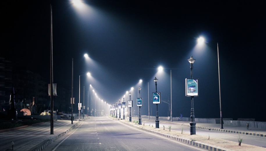Intelligent LED street lights can promote the deployment of 5G base stations