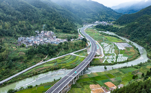More than 5,000 sets of lighting fixtures light up the Guizhou section of Xiuyin Expressway