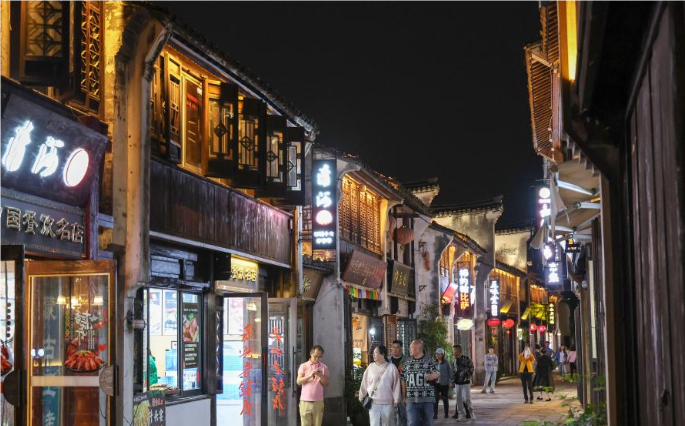 Street lights on Xinhua North Road, Pinghu City, Jiaxing, Zhejiang have been given a new look